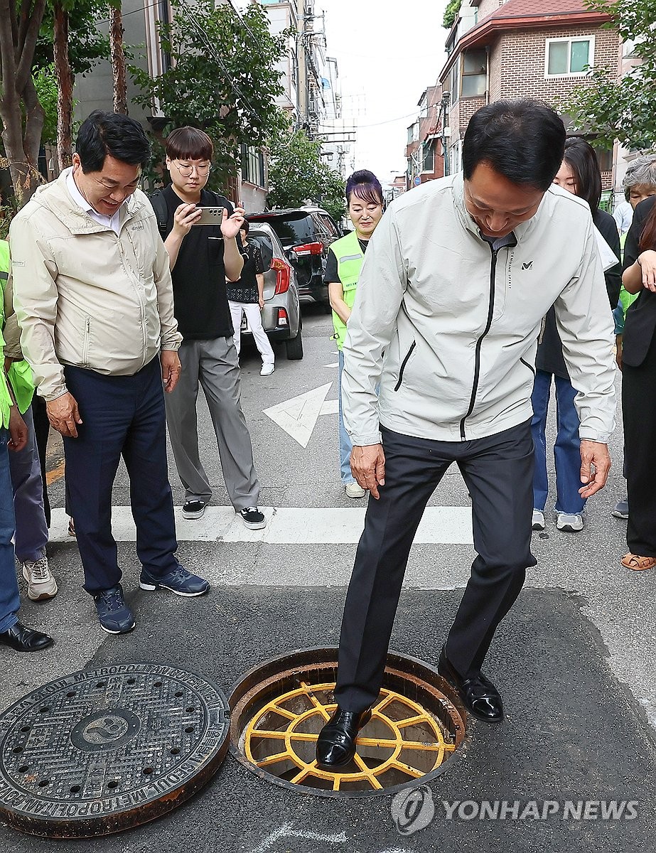 맨홀추락방지시설 점검하는 오세훈 서울시장