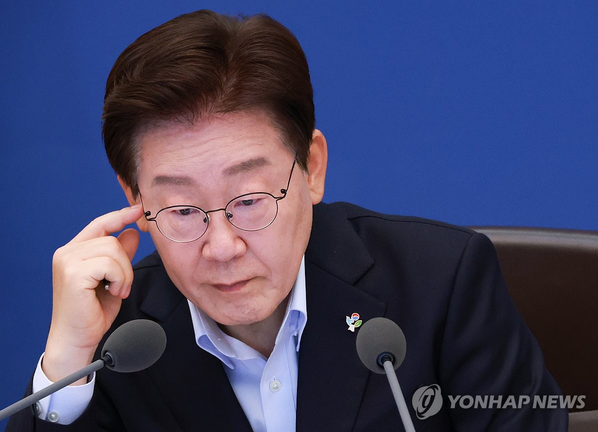 자료 보는 이재명 대통령