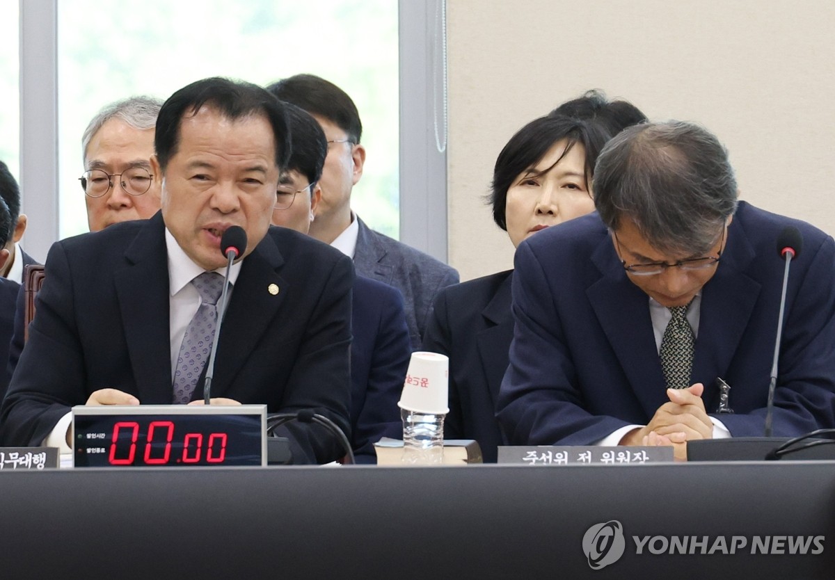 발언하는 위철환 선관위원장 직무대행