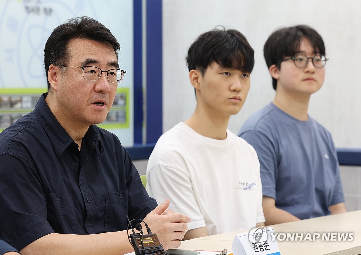 인터뷰하는 저명 학술지 논문 실은 서울과학고 출신 학생들과 교사