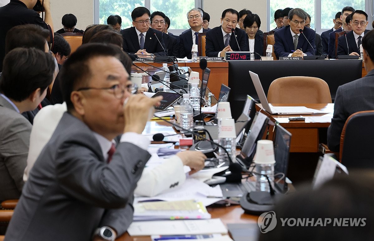 여야 질타 이어지는 선관위 국조특위