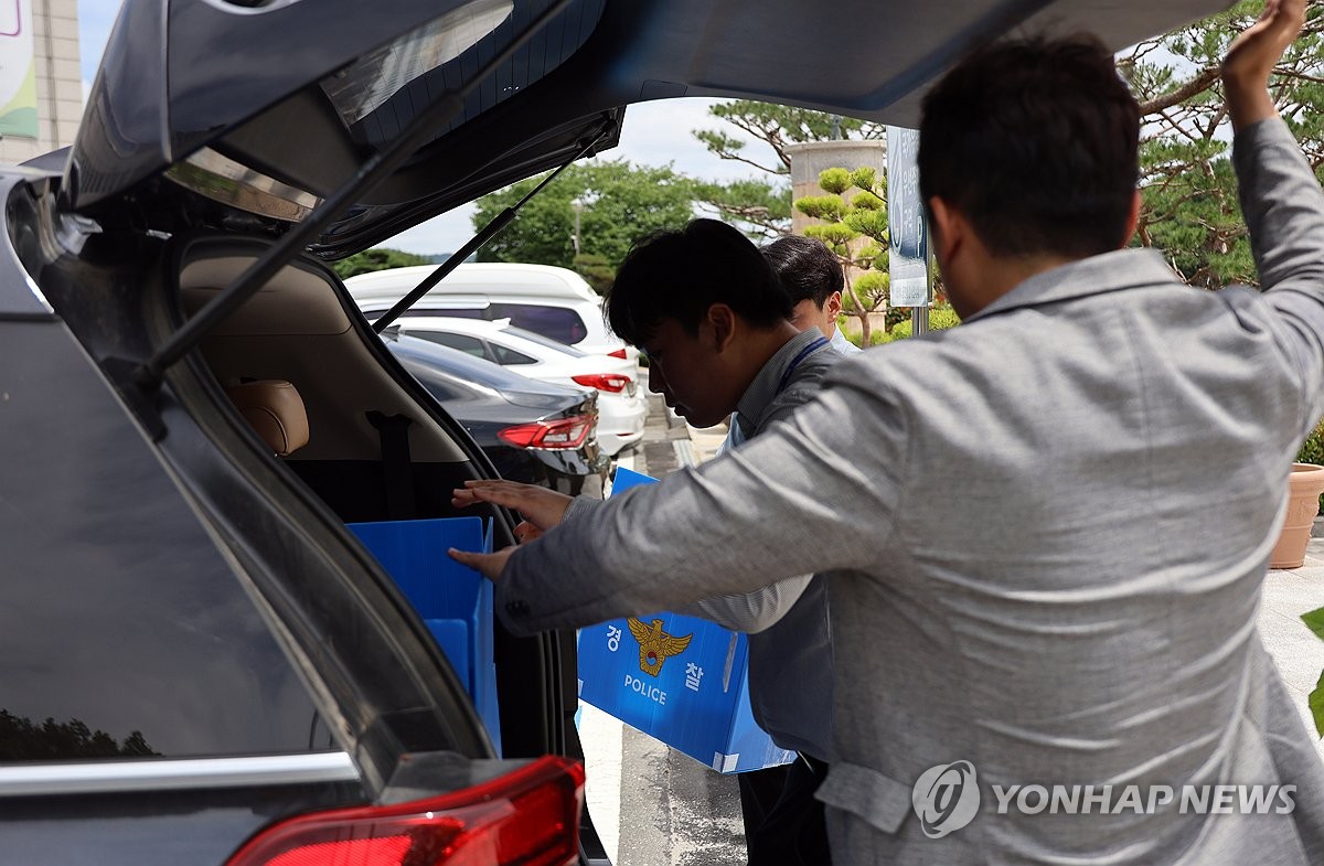 계룡시청 압수물 싣는 경찰
