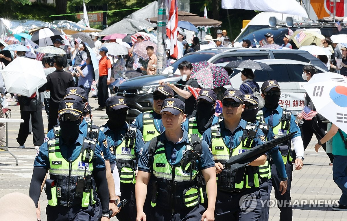 잠실 개표소 봉쇄 시위 계속