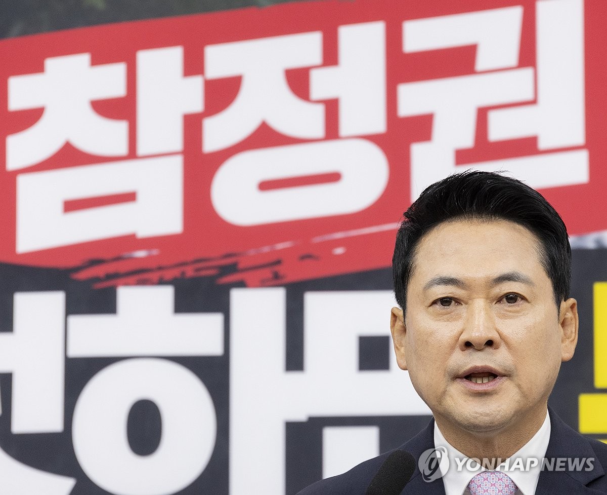 퇴원 뒤 기자회견 하는 장동혁 대표