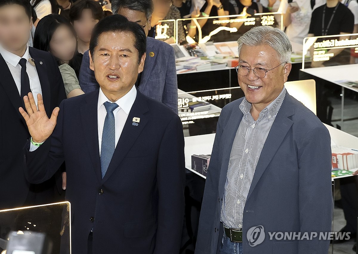 시민들에게 인사하는 문재인 전 대통령과 정청래