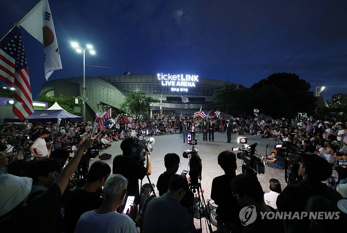 모스 탄 교수 기자회견