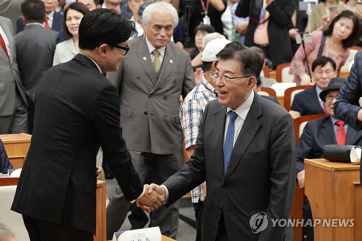 인사 나누는 김덕룡 이사장과 한동훈 의원