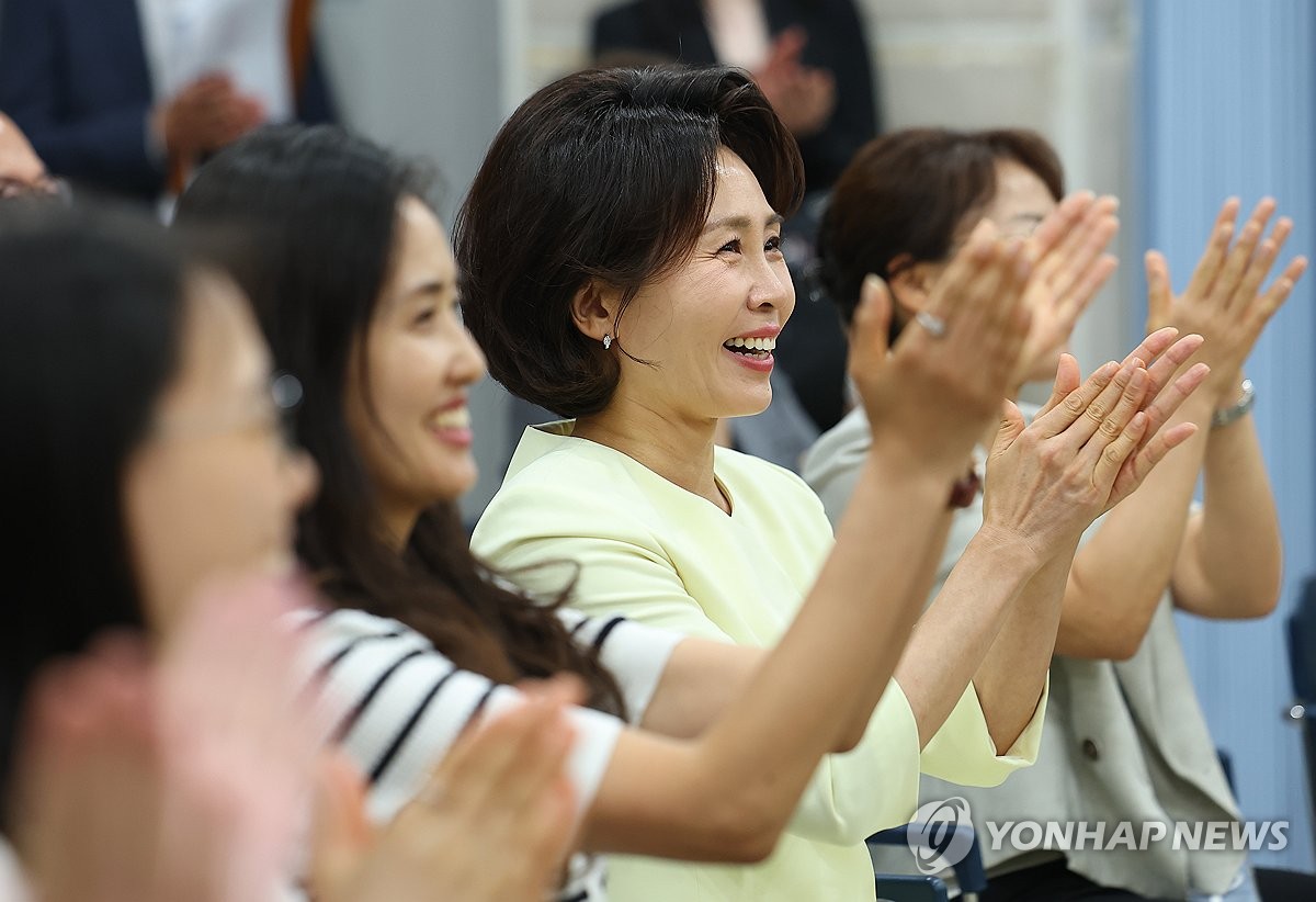 어린이 연주가들을 향한 박수