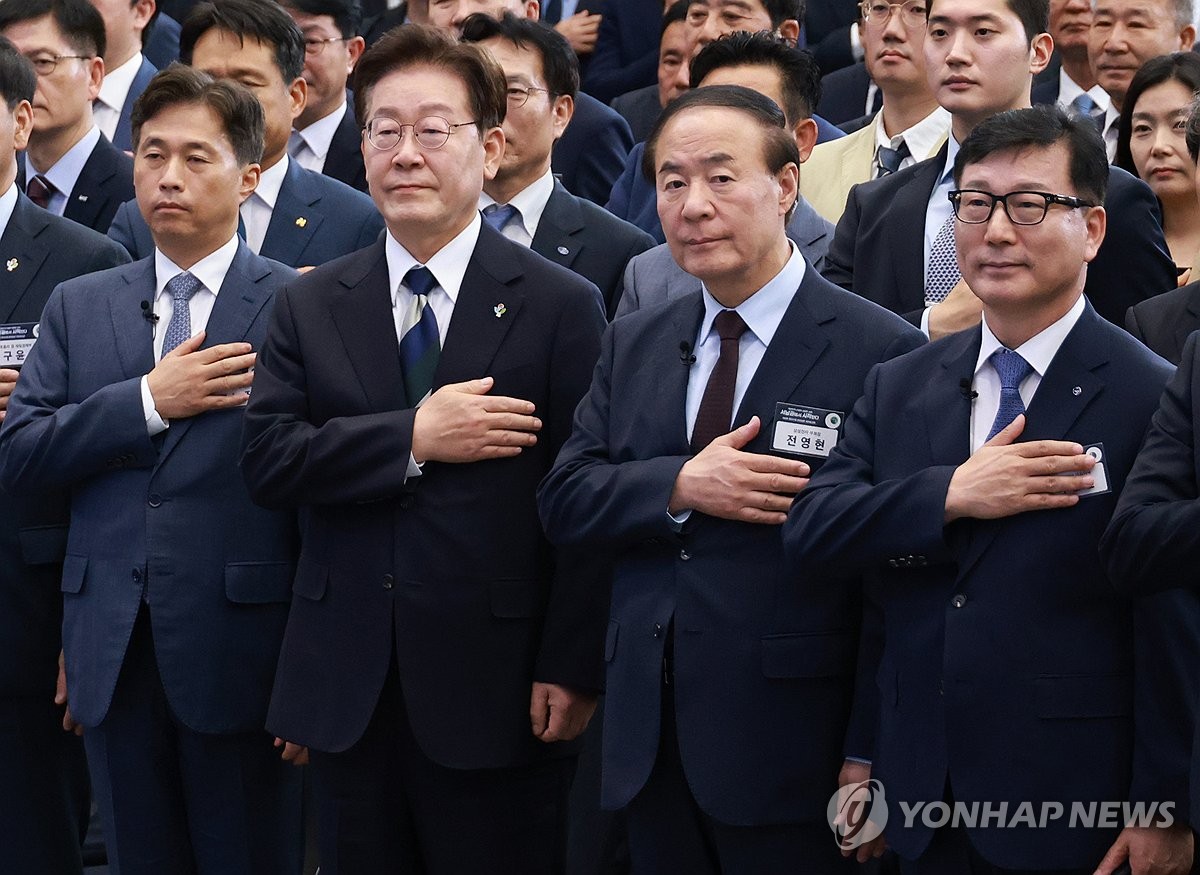 국민의례하는 이재명 대통령