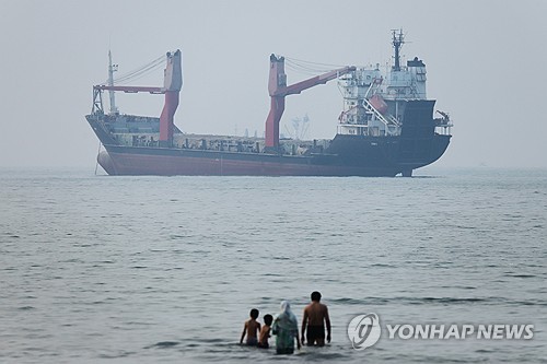 호르무즈 해협에 정박한 화물선 