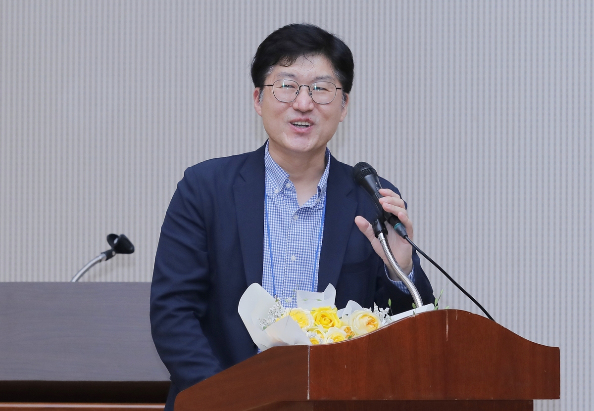 당선 소감 밝히는 정헌주 신임 국제개발협력학회장
