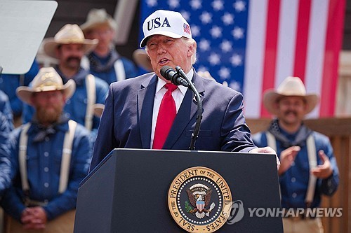연설하는 트럼프 