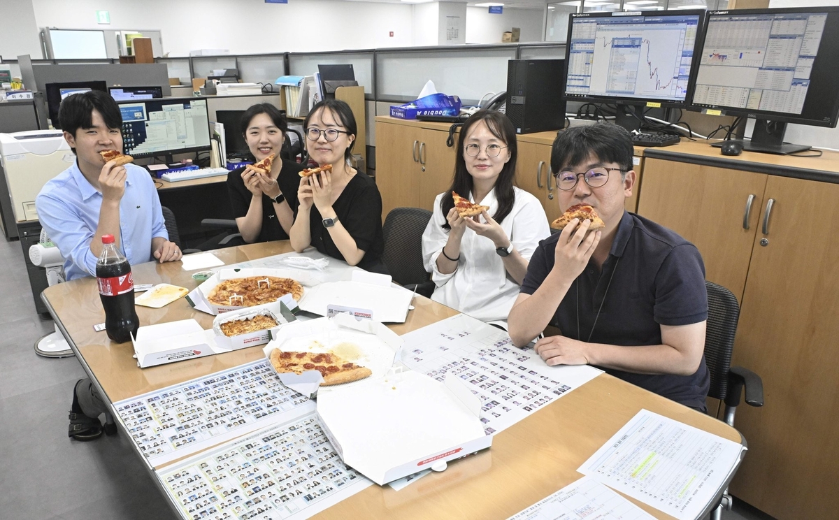 李대통령, '중동전쟁 대응' 재정경제부에 격려 피자