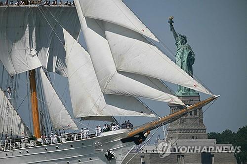 뉴욕 앞바다 자유의 여신상 지나는 대형 범선
