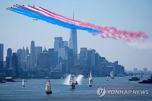 뉴욕항 인근의 대형 범선 선단과 축하 비행
