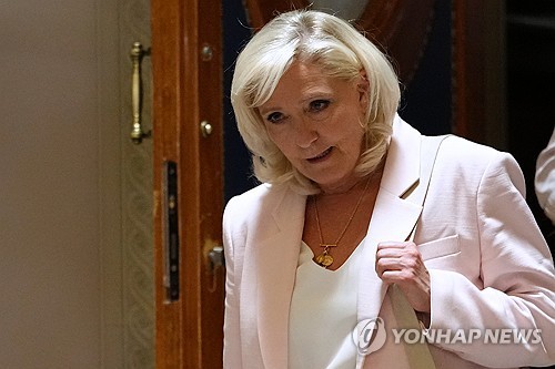 프랑스 극우 유력 대권 주자 마린 르펜이 법정을 떠나고 있다.