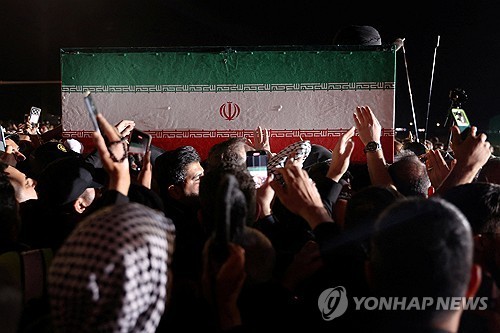 하메네이 전 최고지도자의 관이 운구되는 모습을 지켜보고 있는 이란 시민들 