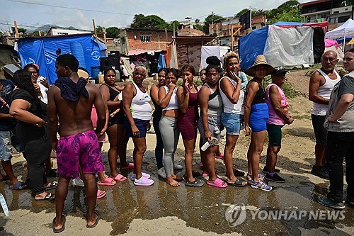 구호품을 받기 위해 줄 서있는 이재민들 