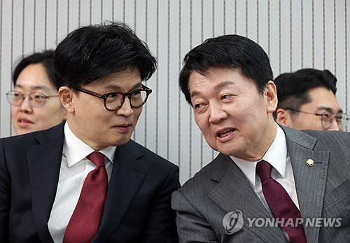 대화하는 한동훈·안철수