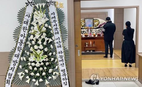 학대로 숨진 12살 아들과 마지막 인사하는 친모