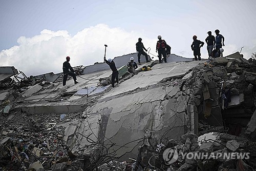 생존자 구조작업 중인 구조대원들
