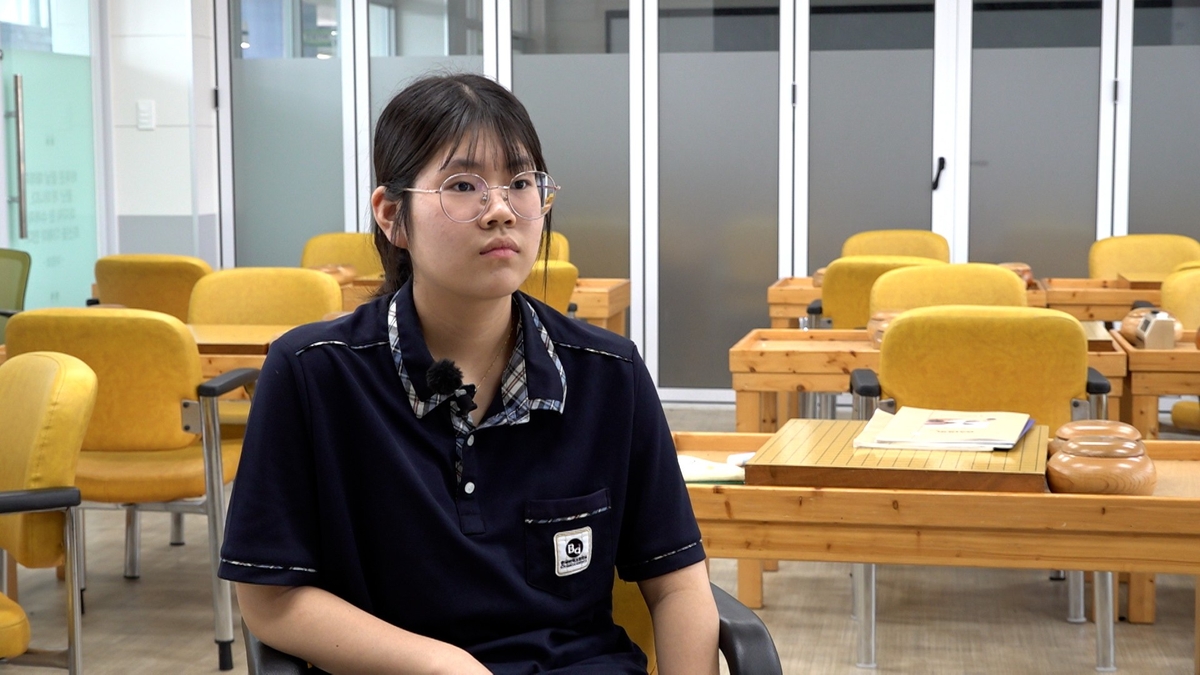 연합뉴스와 인터뷰 중인 악지우(17) 초단