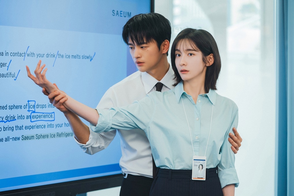 tvN '내일도 출근!' 속 서인국과 박지현(왼쪽부터)