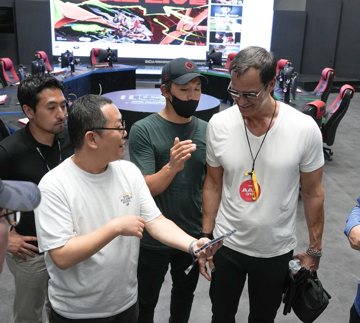 지역·청소년 e스포츠 현황 설명 듣는 존 니덤 라이엇게임즈 사장