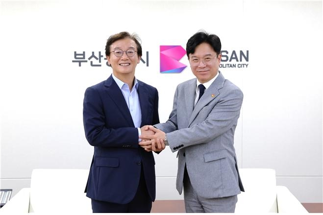 손 맞잡은 전재수 부산시장과 김영훈 고용노동부 장관