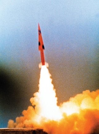 1978년 9월 26일 한국 지대지 미사일 '백곰' 발사 장면