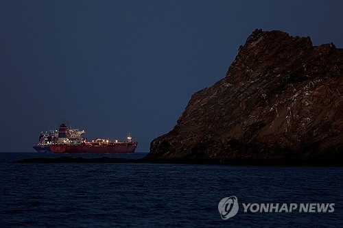 호르무즈 해협 인근 정박 중인 화물선