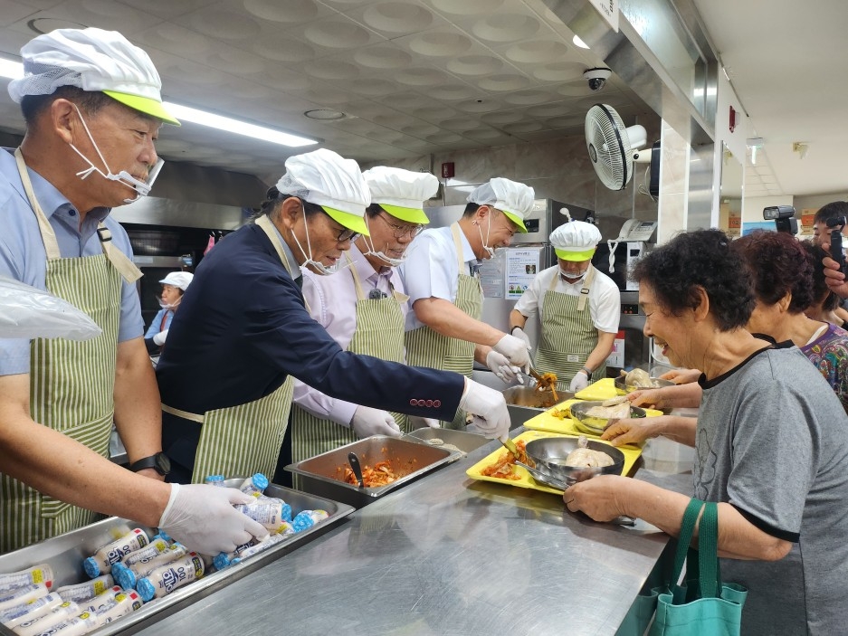 육계협회, 초복 맞아 어르신 500명에 삼계탕 대접