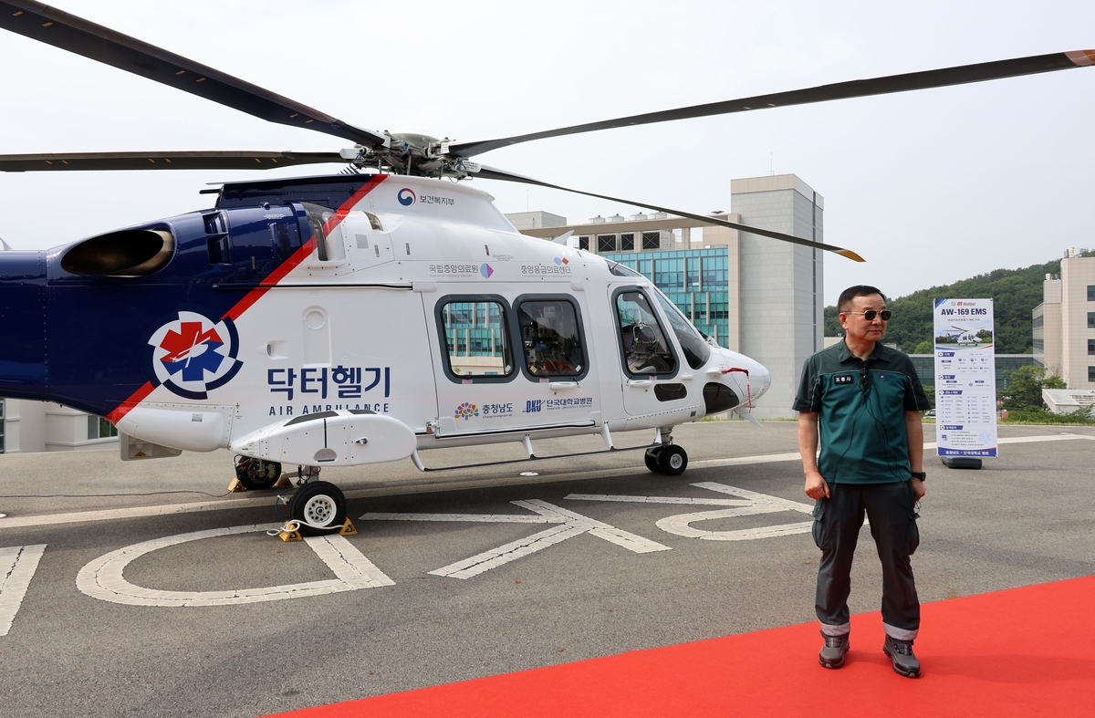 신형 닥터헬기와 김승현 조종사
