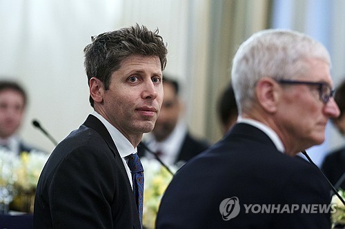 샘 올트먼(왼쪽) 오픈AI CEO와 팀 쿡 애플 CEO