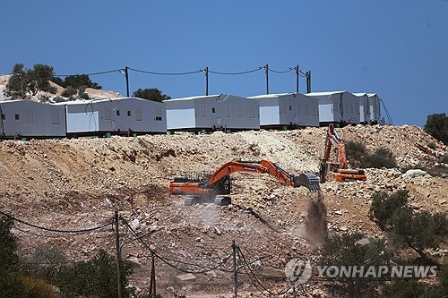 정착촌 건설을 위해 부지 정비 중인 이스라엘 장비들
