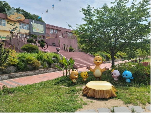 권정생 동화 나라에 설치된 '엄마까투리' 캐릭터 조형물