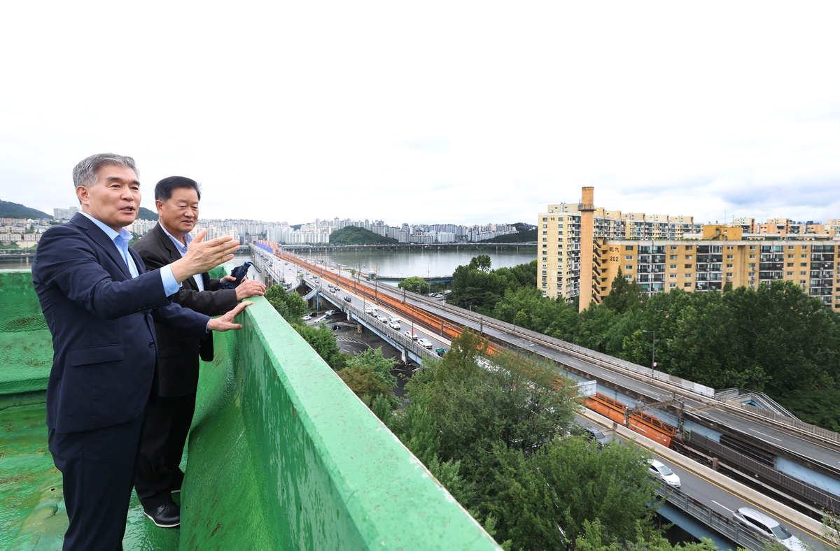 21일 압구정 재건축 단지를 찾은 김현기 강남구청장(왼쪽)