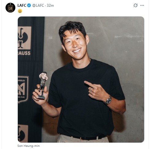 자신의 보블헤드를 든 손흥민.