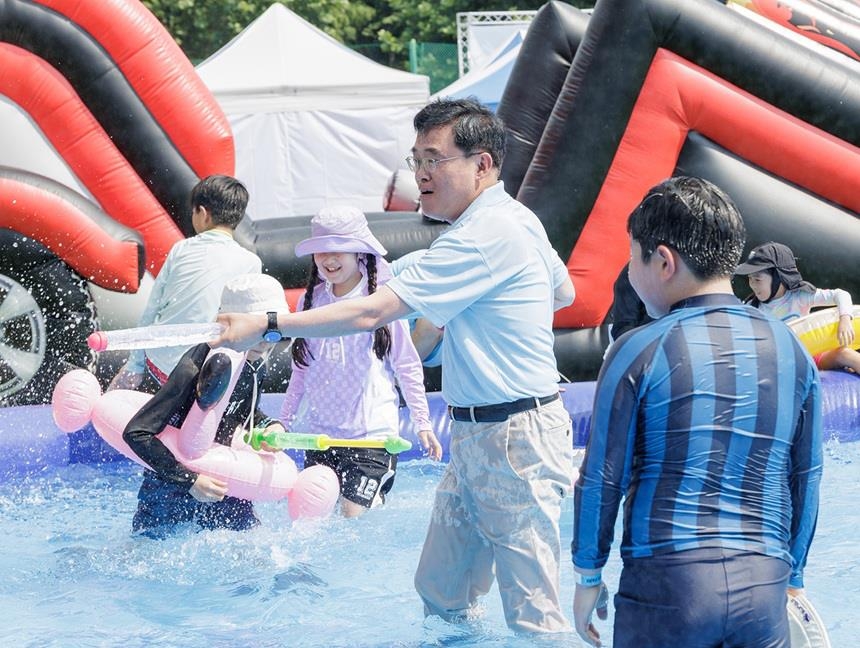 지난해 우장산워터파크를 찾은 진교훈 구청장