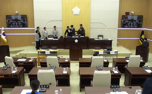 의장석 주변에서 몸싸움하는 대전 동구의회 여야 구의원들