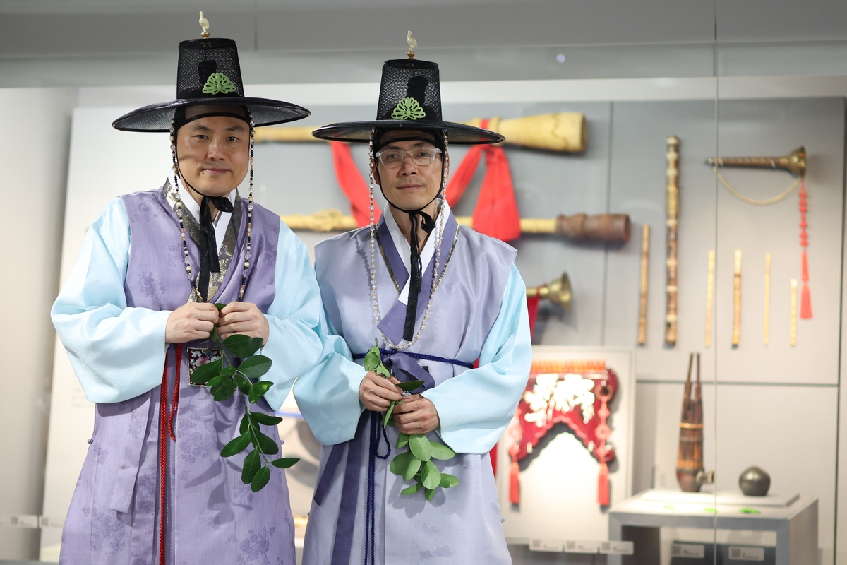 초적 명인 정재영(왼쪽)·정재룡 형제