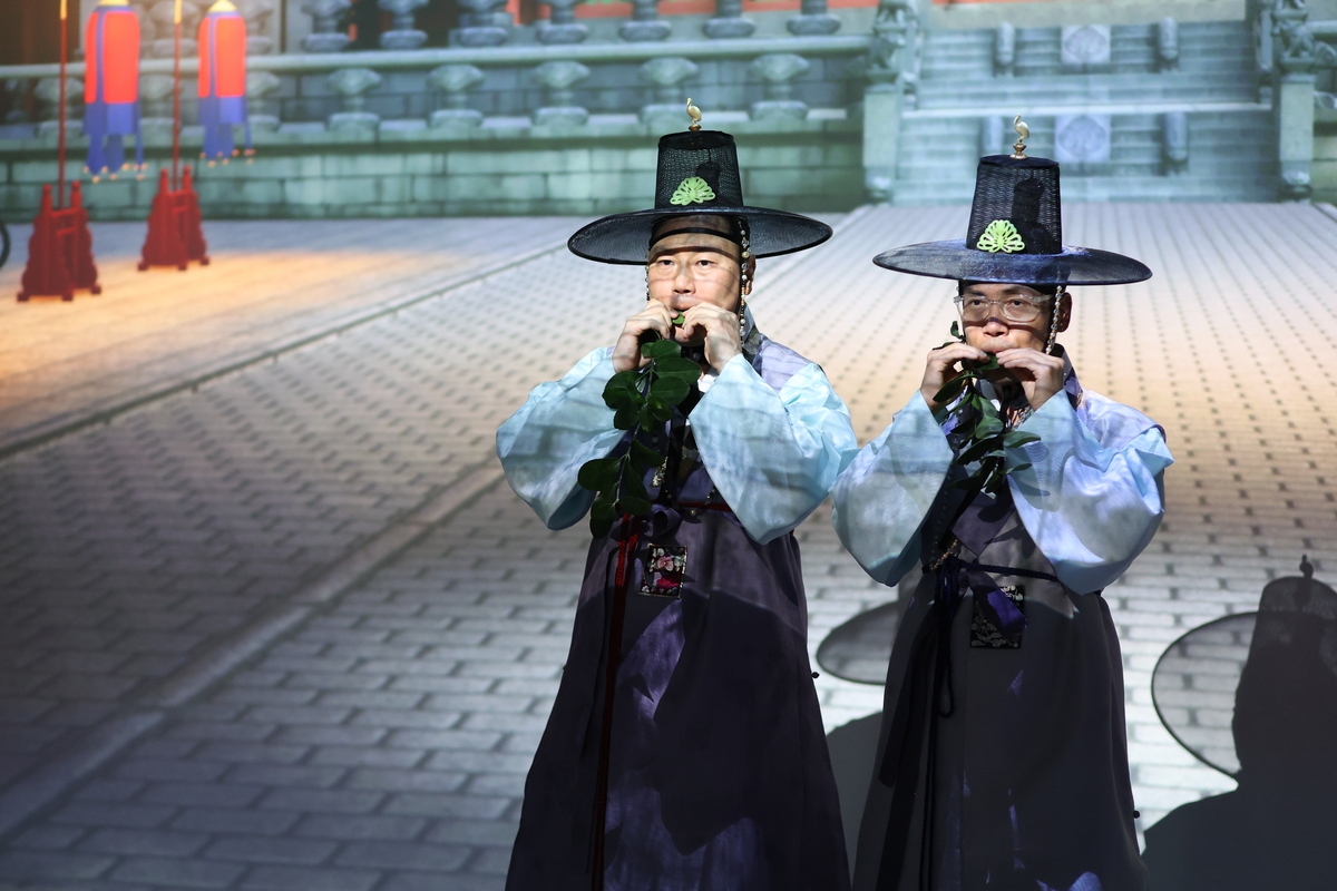 초적 명인 정재영(왼쪽)·정재룡 형제