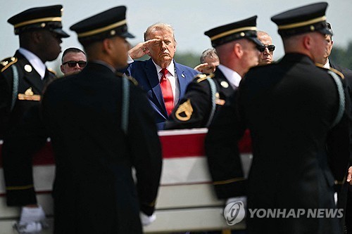 이란전쟁서 전사한 미군 장병 유해 귀환식 찾은 트럼프