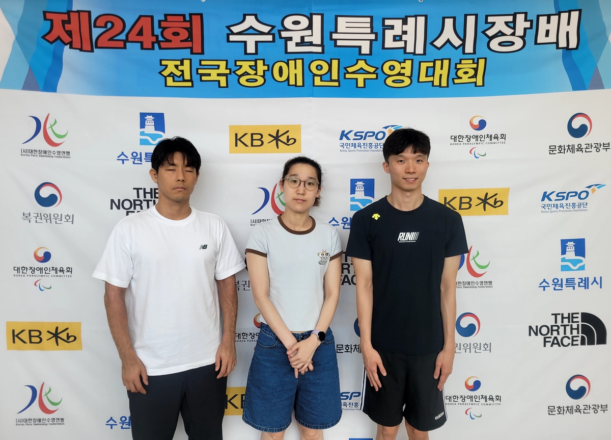 기념촬영하는 울산 북구청 장애인수영팀