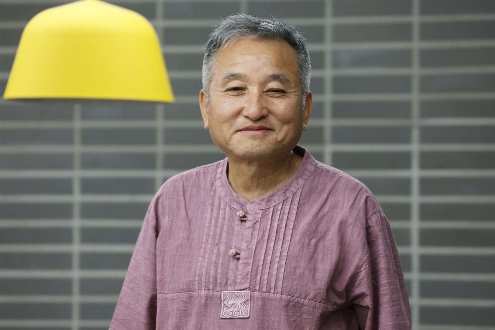 포즈 취하는 함민복 시인