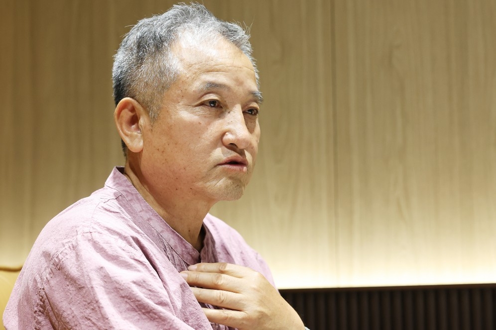 인터뷰하는 함민복 시인