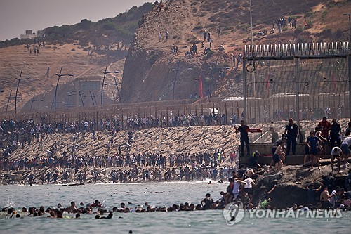 모로코에서 바다를 통해 세우타로 가려는 이주민들