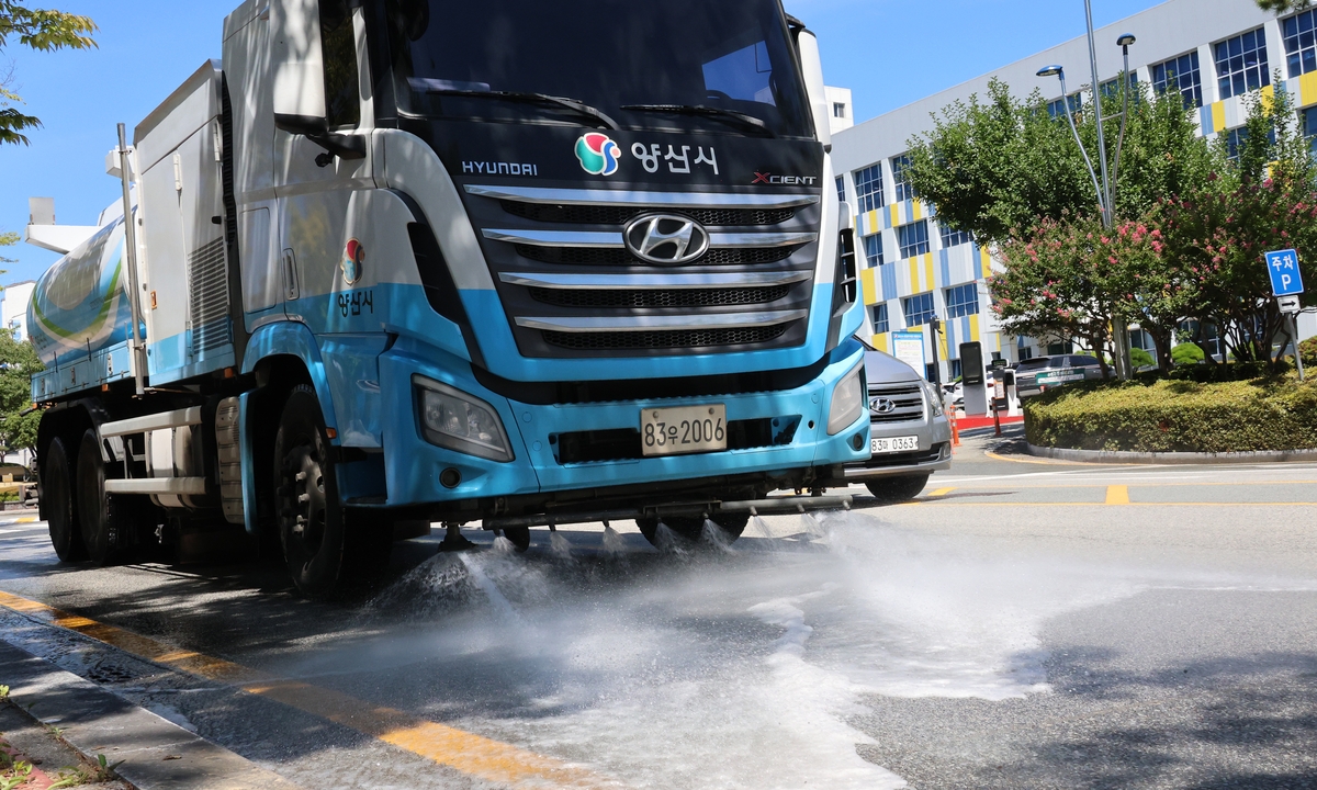 물 뿌리는 살수차