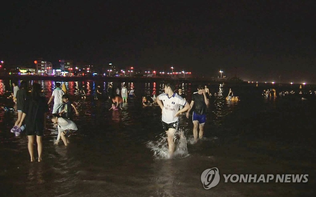 열대야 식히는 제주 야간 해수욕장