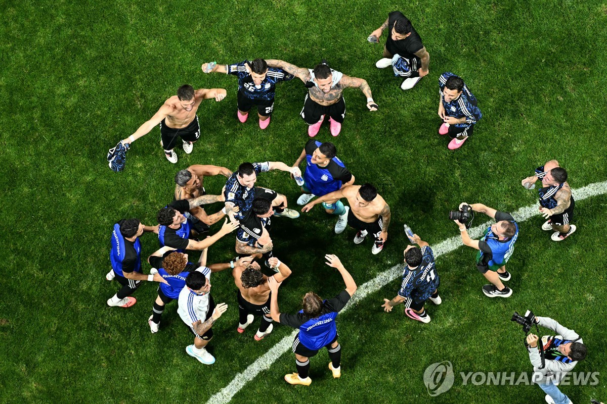 결승 진출의 기쁨을 나누는 아르헨티나 선수들.